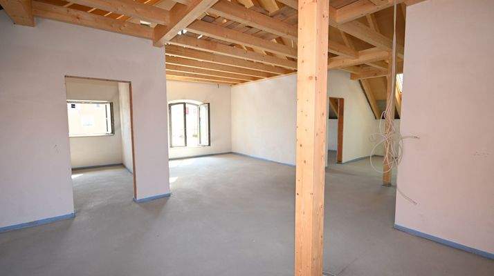 Blick von der Küche ins Wohnzimmer