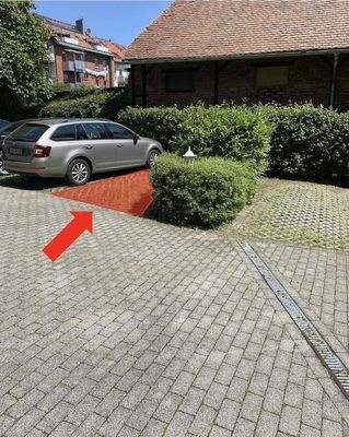 Kfz-Stellplatz im Innenhof