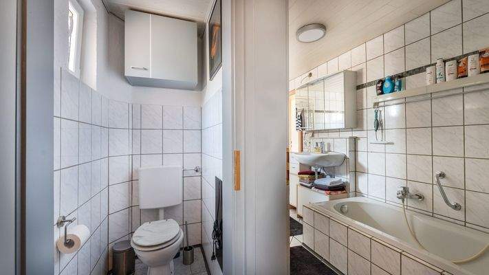 Badezimmer im Erdgeschoss mit sep. WC