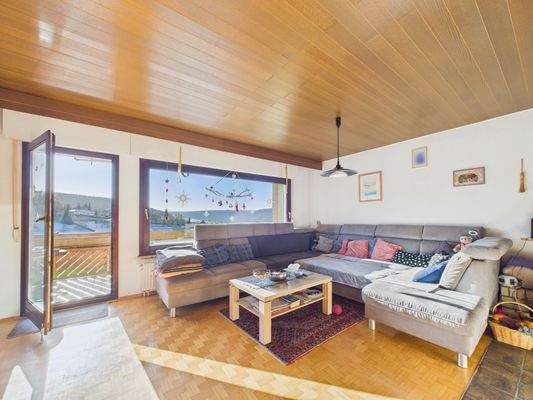 Wohnzimmer mit Kamin im Obergeschoss