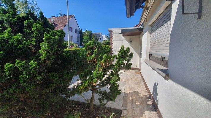 Vorgarten mit Terrasse