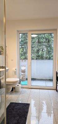 Badezimmer mit Blick ins Grüne