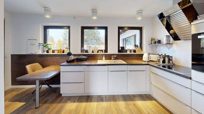 Küche mit Sitzmöglichkeit