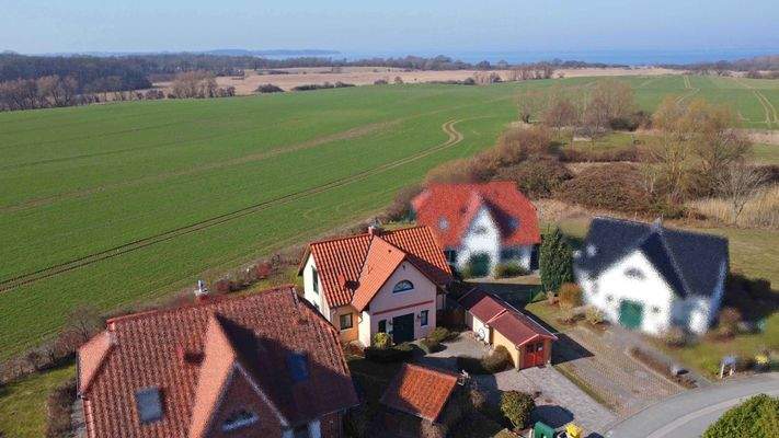 Hausansicht von oben mit Meer