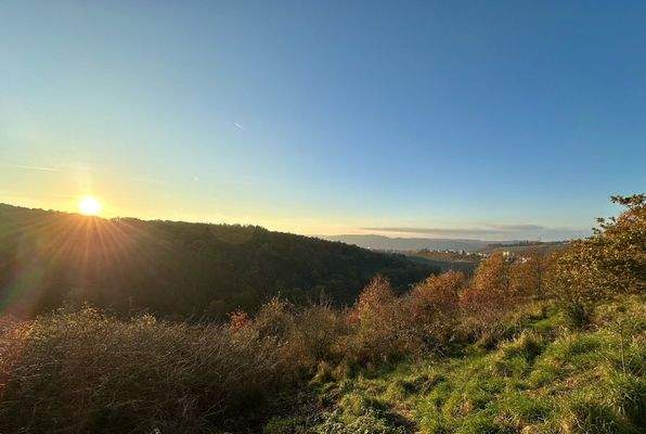 Traumhafter Sonnenaufgangs-Panorama und Weitblick