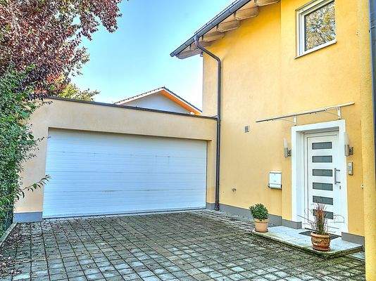 Eingang und Doppelgarage