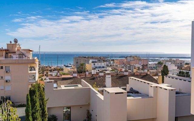 Fantastischer Blick über die Dächer bishin zum Meer 