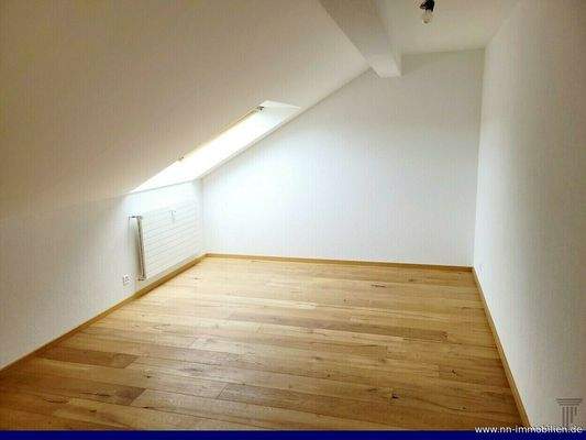 gut möblierbarer Schlafbereich mit Parkettboden