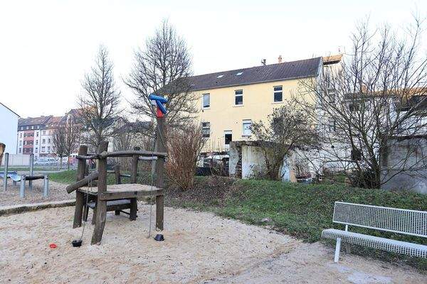 Spielplatz hinter dem Haus