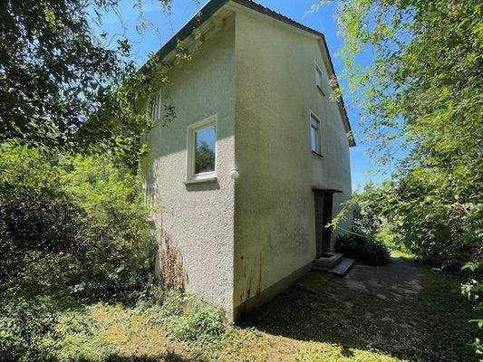 Hausseitenansicht mit Hauseingang