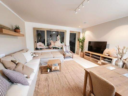 Wohnzimmer mit Parkettboden un