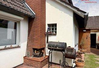 mit KI verändert - Garten mit Terrassenkamin