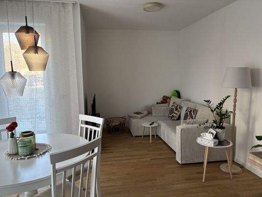 Heller Wohn- und Essbereich