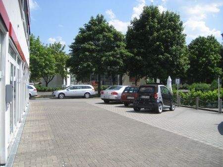 Aussenansicht 3 mit Parkplätzen