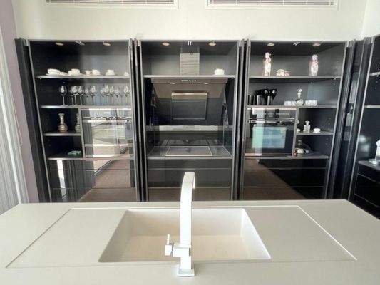 Einzigartige Villa am Meer mit Innenpool, Gärten und Gästehaus