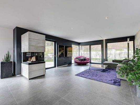 Großzügiger Wohnbereich mit offenem Kamin