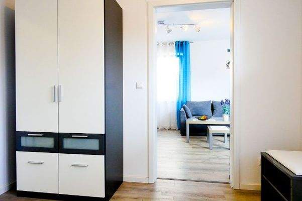 144 1 Schrank im Durchgangsraum (1 von 1)