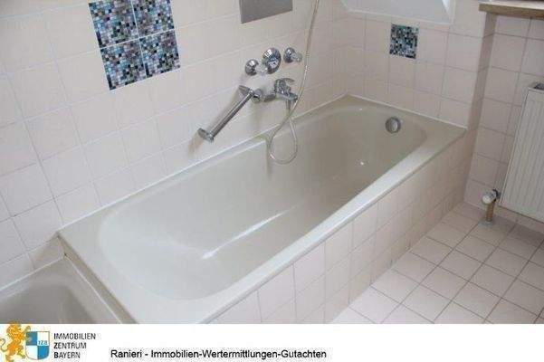 Bad mit Badewanne 