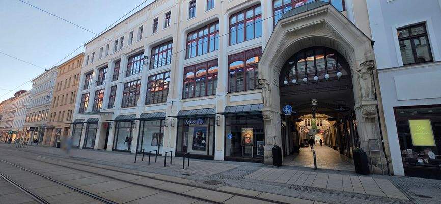 Schaufenster auf Berliner Straße  - Passageneingang