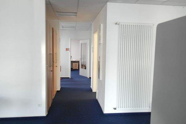 Flur zu den anderen Büroräumen.JPG