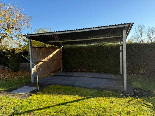 07 - überdachte Abstellfläche mit Grillbereich.png