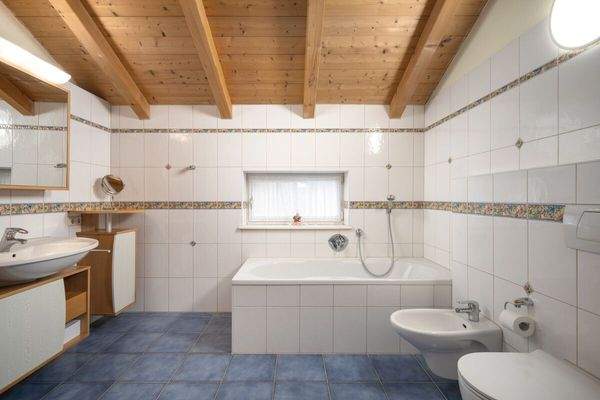 Badezimmer im Dachgeschoss