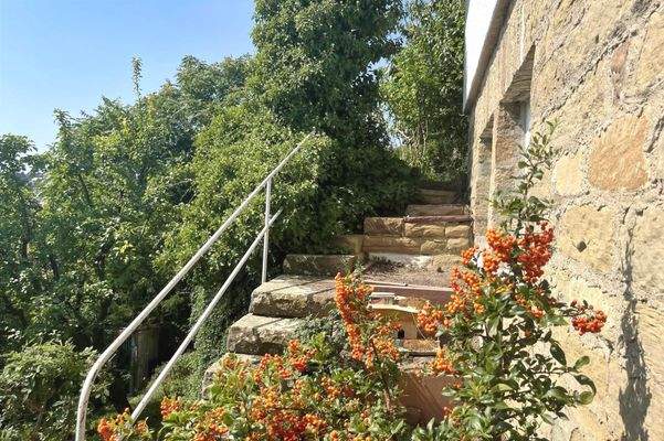 Treppenaufgang hinter dem Haus