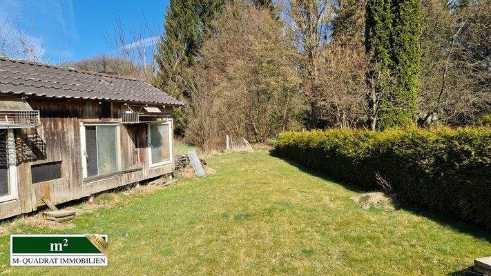 Grundstück und Gartenhaus