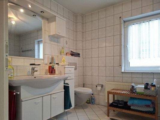 Waschtisch und WC im Tageslichtbad