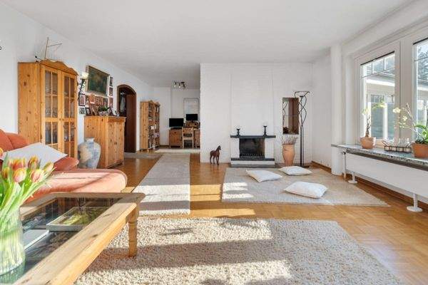 Wohnzimmer mit Kamin