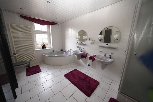 15 - Bad mit Wanne OG.JPG