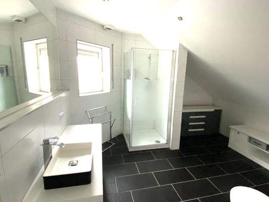 DG: Bad mit Dusche und Fenster