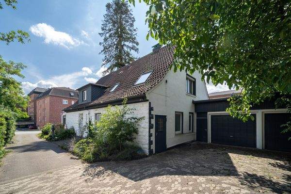 Einfahrt und Garagen