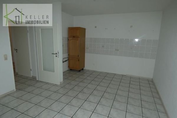 Großes Wohnzimmer mit Terrasse und offener Küche