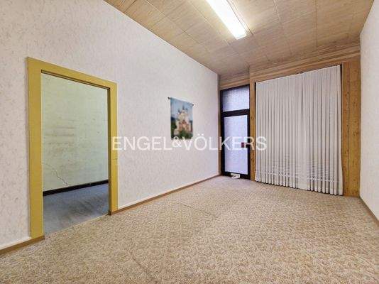 Ehemaliges Ladenlokal mit direktem Zugang von der Straße EG