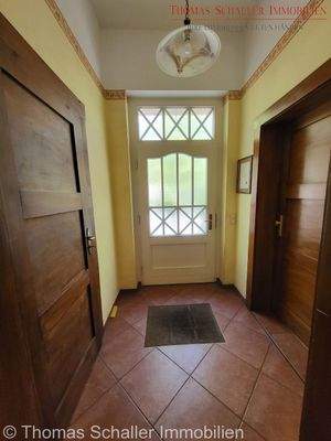 Flur zur EG und 1.OG Whng. 