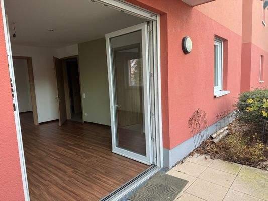 Wohnzimmer mit Zugang zur Terrasse