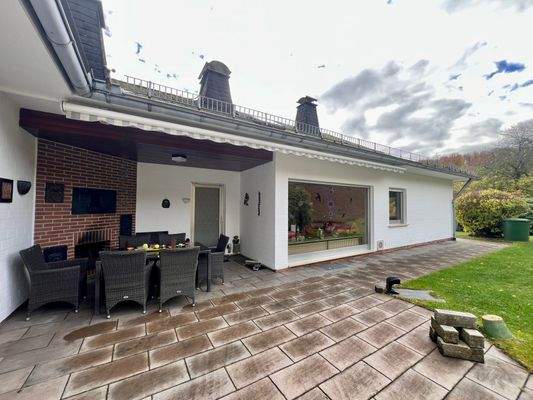 EG: .. mit Außenkamin ..