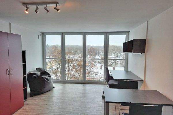 Blick zur Fensterfront