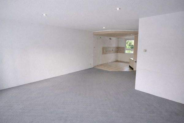 Wohnzimmer mit Küchenbereich