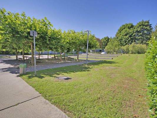 Schöner, gepflegter Park nebem dem Haus