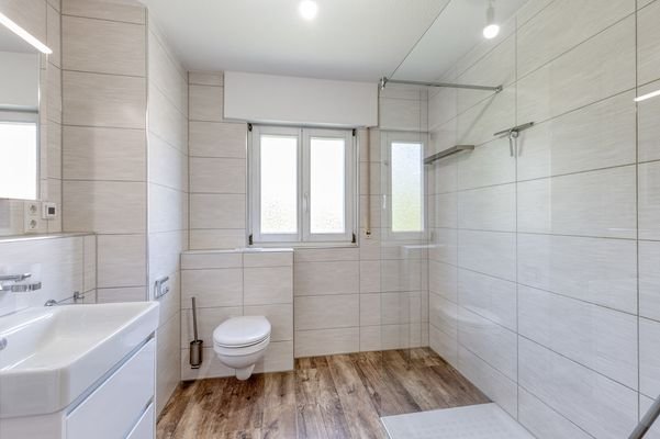 Sehr modernes und geräumiges Badezimmer mit begehb