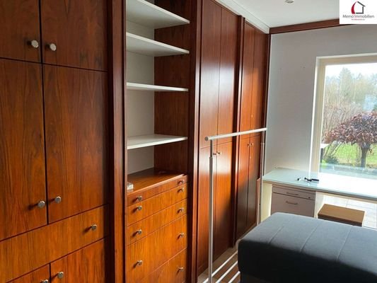 Zimmer mit hochwert. Einbauschrank