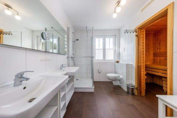 Bad im Erdgeschoss mit Zugang zur finnischen Sauna