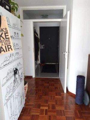 Blick vom Flur zur Diele und Wohnungseingangstüre