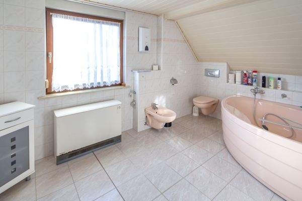 DG Modernes Wannenbad mit WB und WC