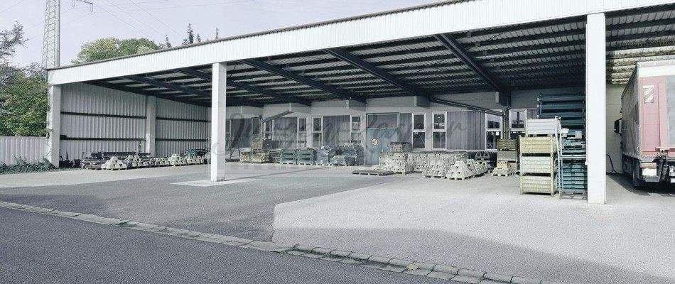 mit überdachter Ladezone