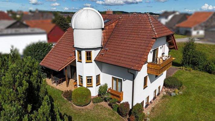 Sternwarte mit  elektrischer Kuppel on top