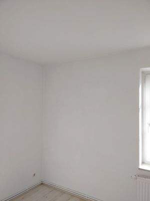 Leeres Zimmer mit Fenster