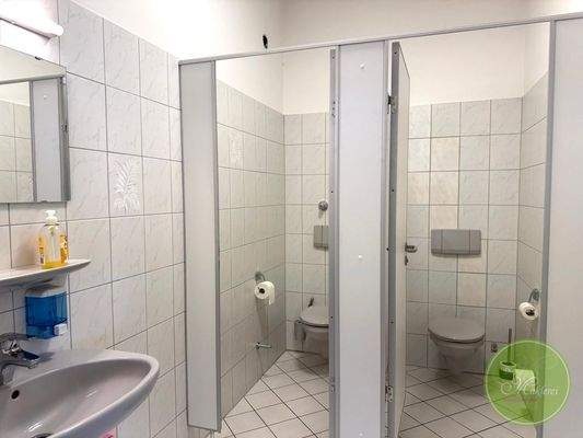 ... mit zwei Toiletten